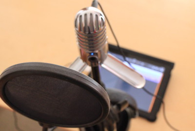 In Verbindung mit einem Poppschutz klingt das Meteor Mic bei Gesangsaufnahmen eine Klasse besser