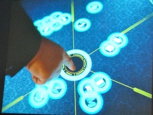 Cooles Teil mit tollen Anwendungsmöglichkeiten: der Surface-2-Tisch, der Teil des Events war Cooles Teil mit tollen Anwendungsmöglichkeiten: der Surface-2-Tisch, der Teil des Events war