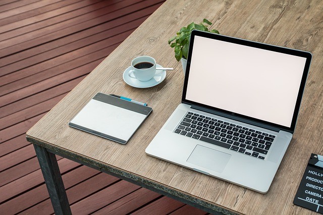 Macbook auf Tisch