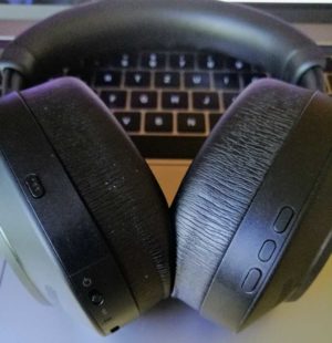 Sämtliche Bedienknöpfe befinden sich an der linken und rechten Hörmuschel des Jabra Evolve2 85